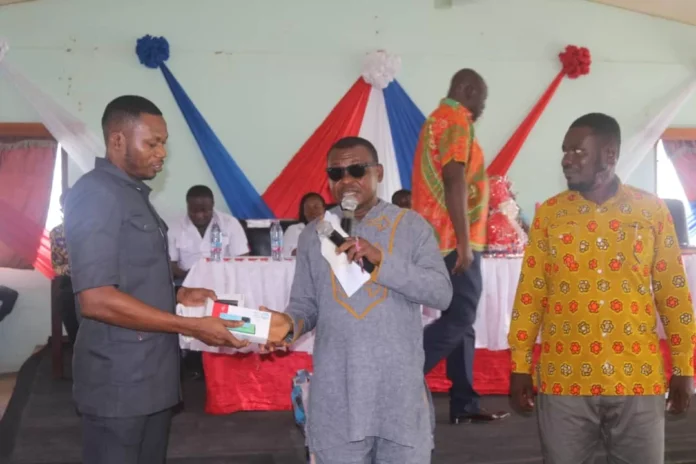 Fredrick Quainoo donates phones