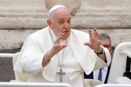 Pope Francis gestures as he leaves after the weekly general audience, in Saint Peter's Square at the Vatican, November 15, 2023. REUTERS/Remo Casilli Acquire Licensing Rights