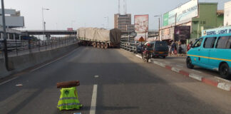 Drowsy Mate, Wrong Turn, Chaos: Cashew Truck Smashes into Circle Interchange, Blocks Traffic for Hours